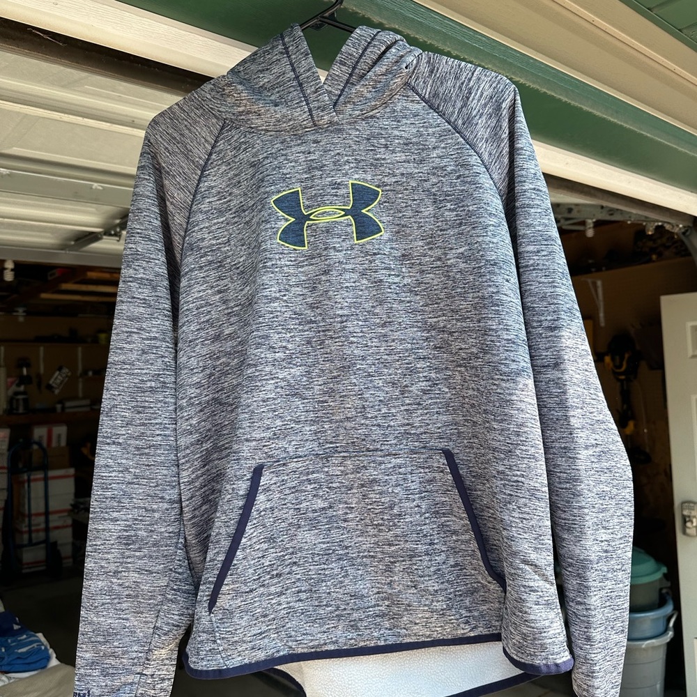 Women’s Large Under Armour hoodie